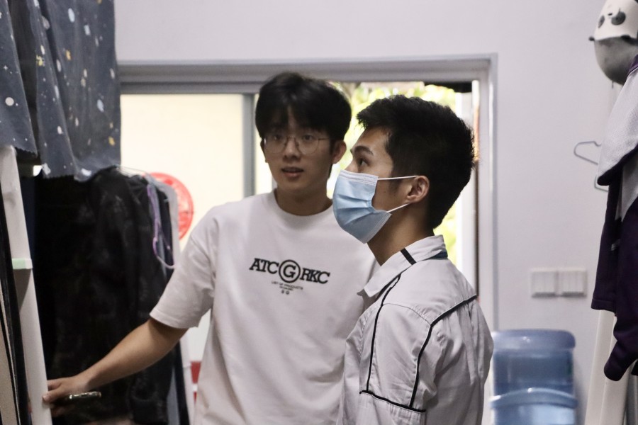 图片二 辅导员下宿舍.jpg