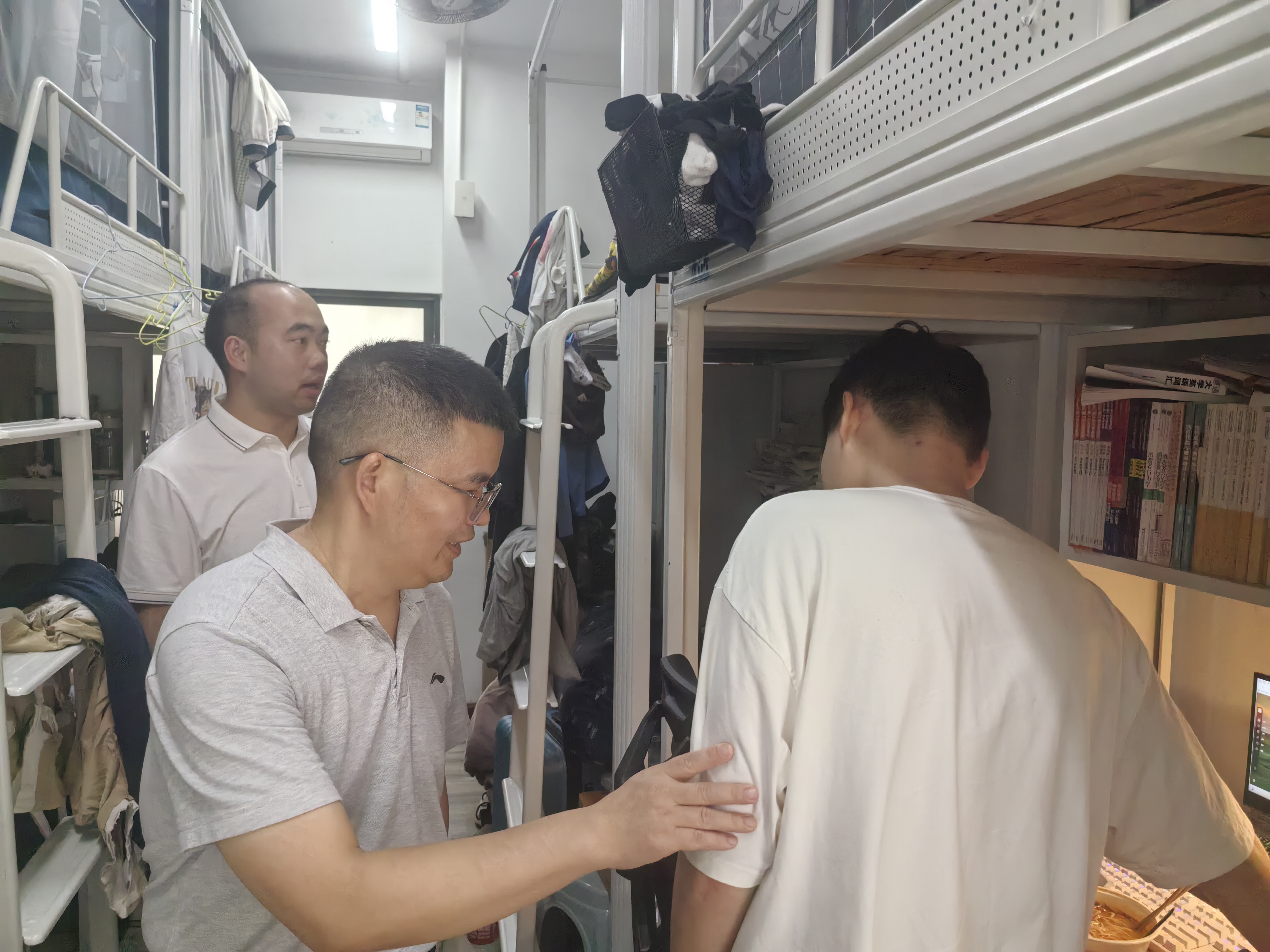 领导走访宿舍.jpg